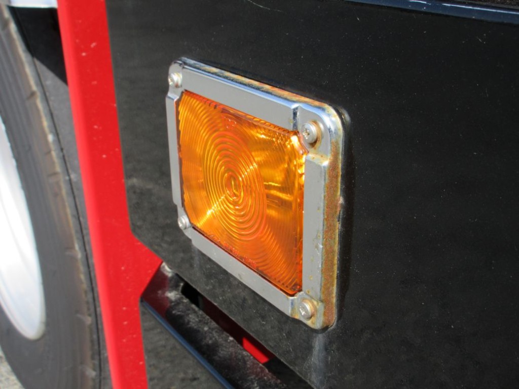 左右のウインカー枠に置きサビがあります。|三菱 ファイター 2KG-FK62FZの写真13