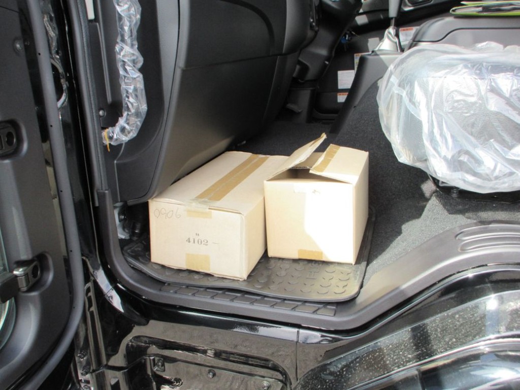 キャブ内に付属品が積んであります。|三菱 ファイター 2KG-FK62FZの写真20