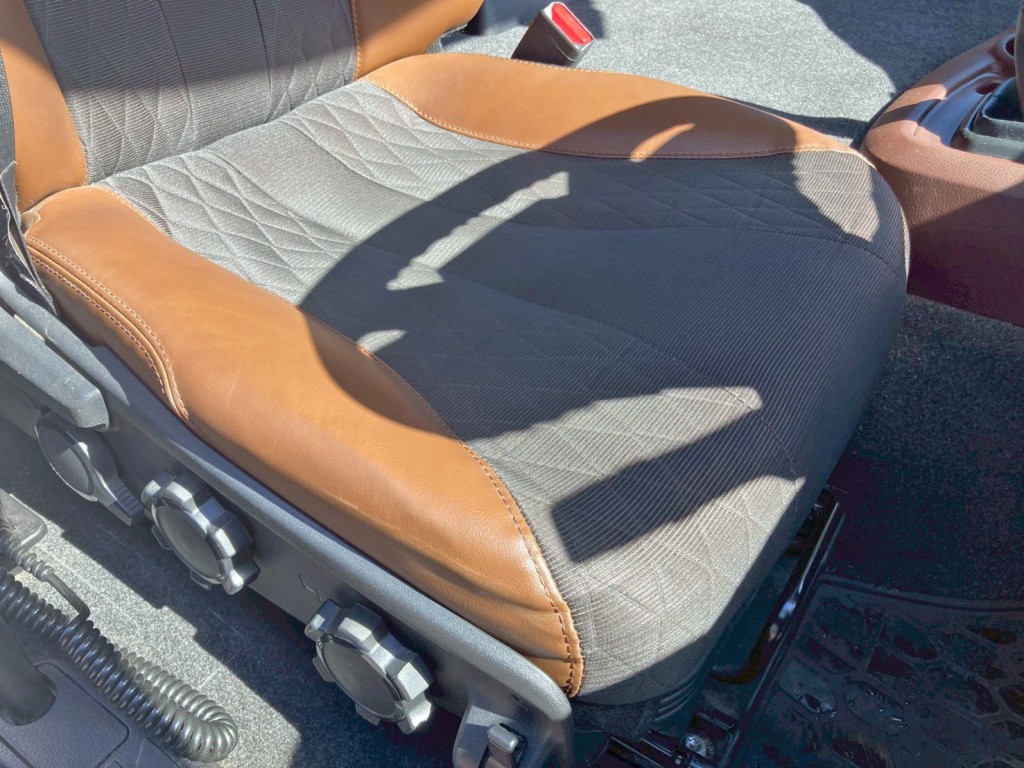 運転席座面にヘタリがあります。|日野 プロフィア 2DG-FW1AHCの写真15