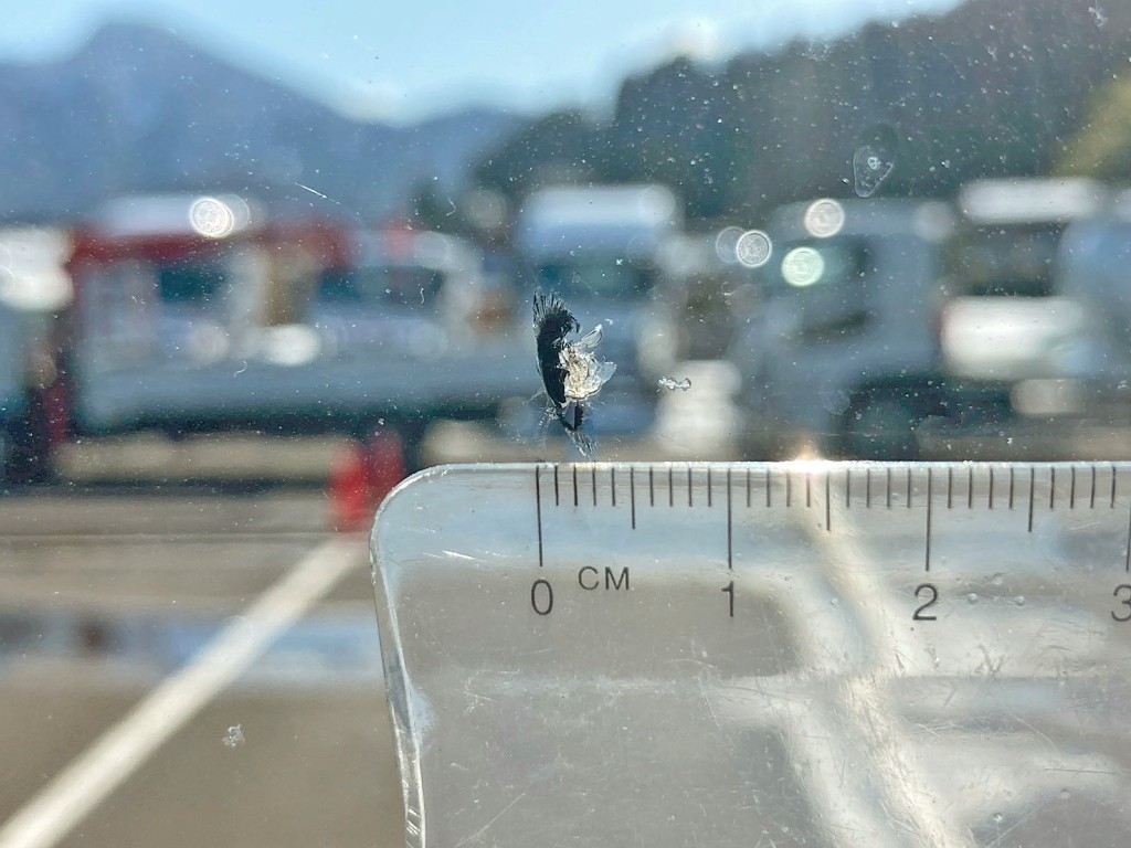 フロントガラスの運転席側下部に飛び石跡があります。|日野 プロフィア 2DG-FW1AHCの写真34