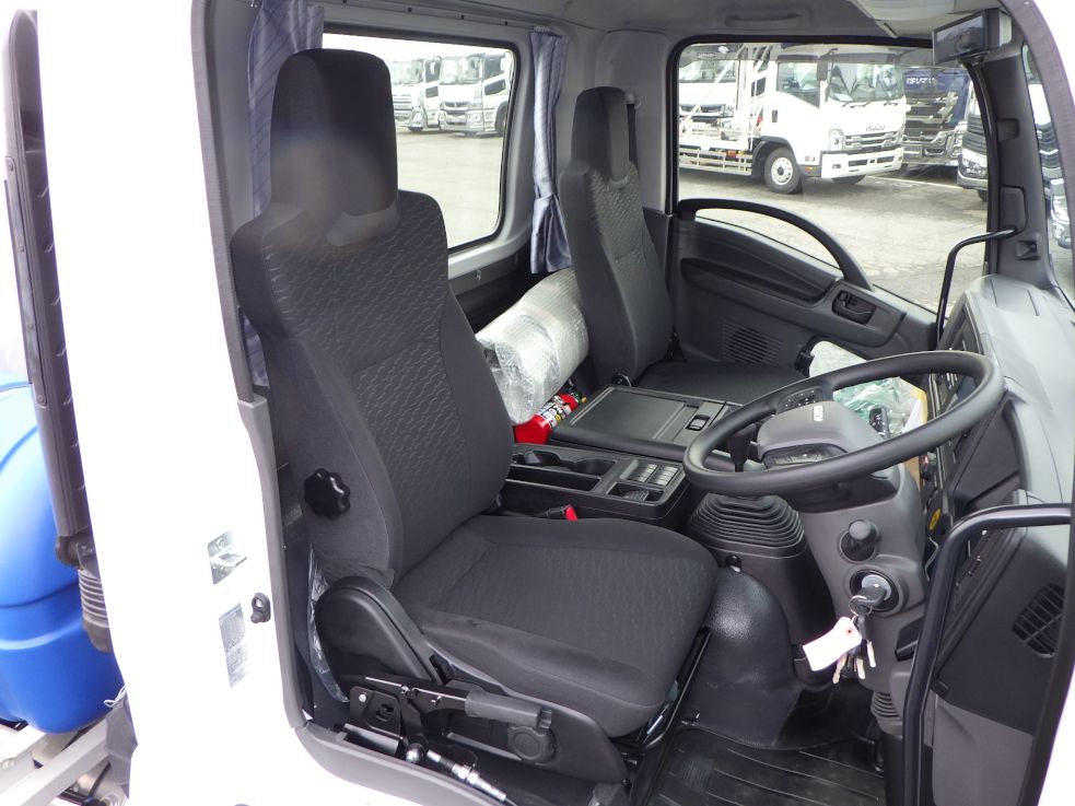 乗車定員は2名です。|いすゞ フォワード 2PG-FTR90U4の写真6