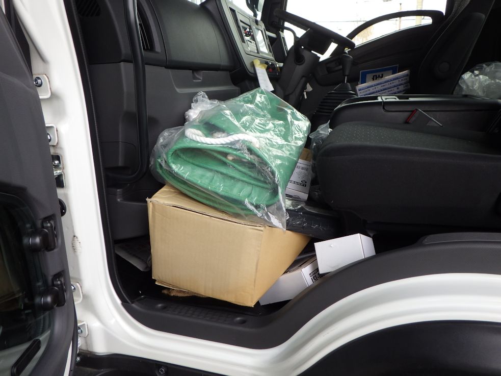 キャブ内に付属品が積んであります。|いすゞ フォワード 2PG-FTR90U4の写真34