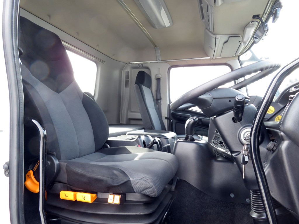 運転席座面にヘタリ・破れ、シートレールにガタがあります。|日野 プロフィア QDG-SS1EKDAの写真6