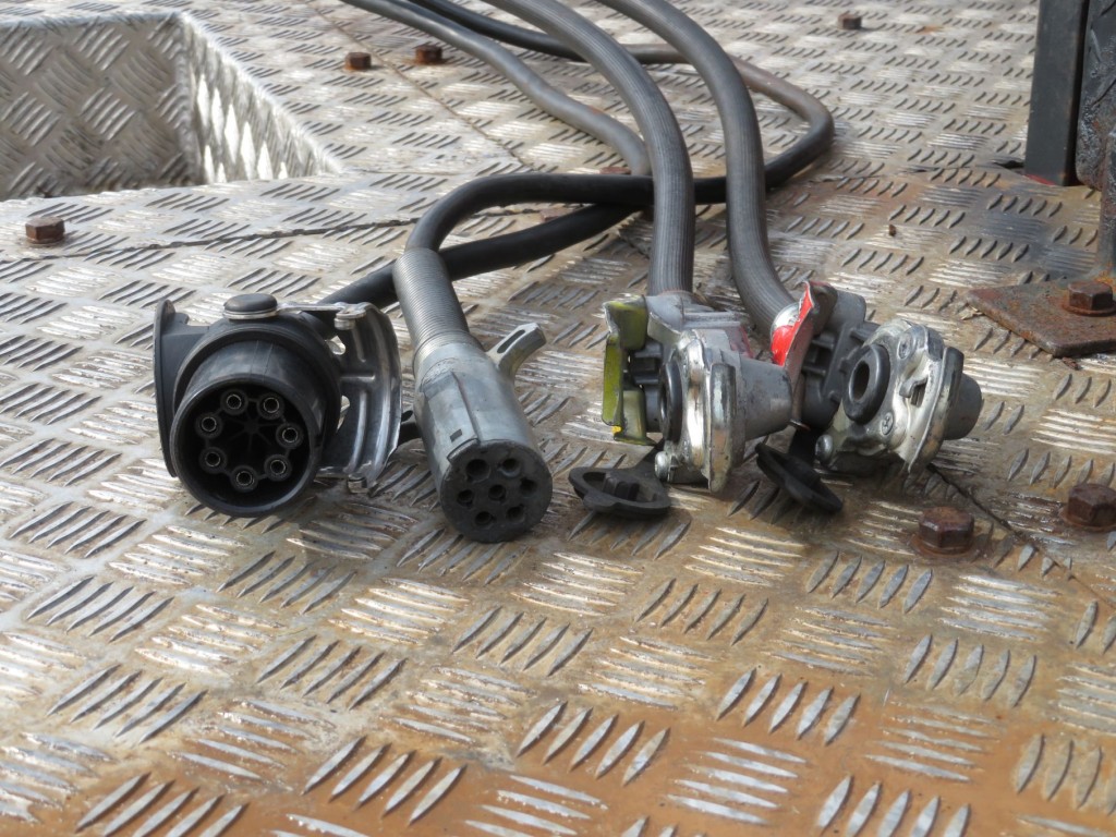 接続コネクターです。|日野 プロフィア QDG-SS1EKDAの写真10