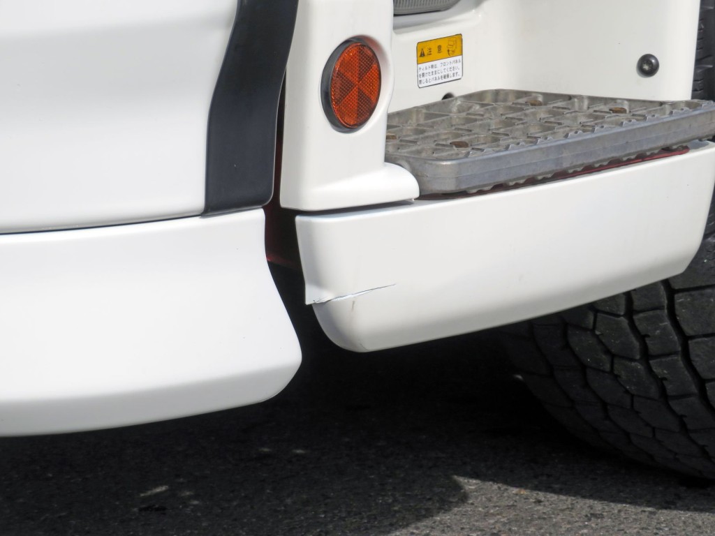 助手席側ステップ下カバーに割れがあります。|日野 プロフィア QDG-SS1EKDAの写真14