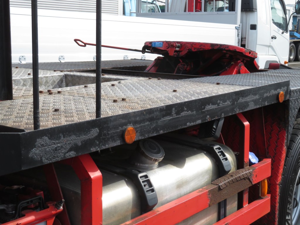 踊り場側面にサビがあります。|日野 プロフィア QDG-SS1EKDAの写真15