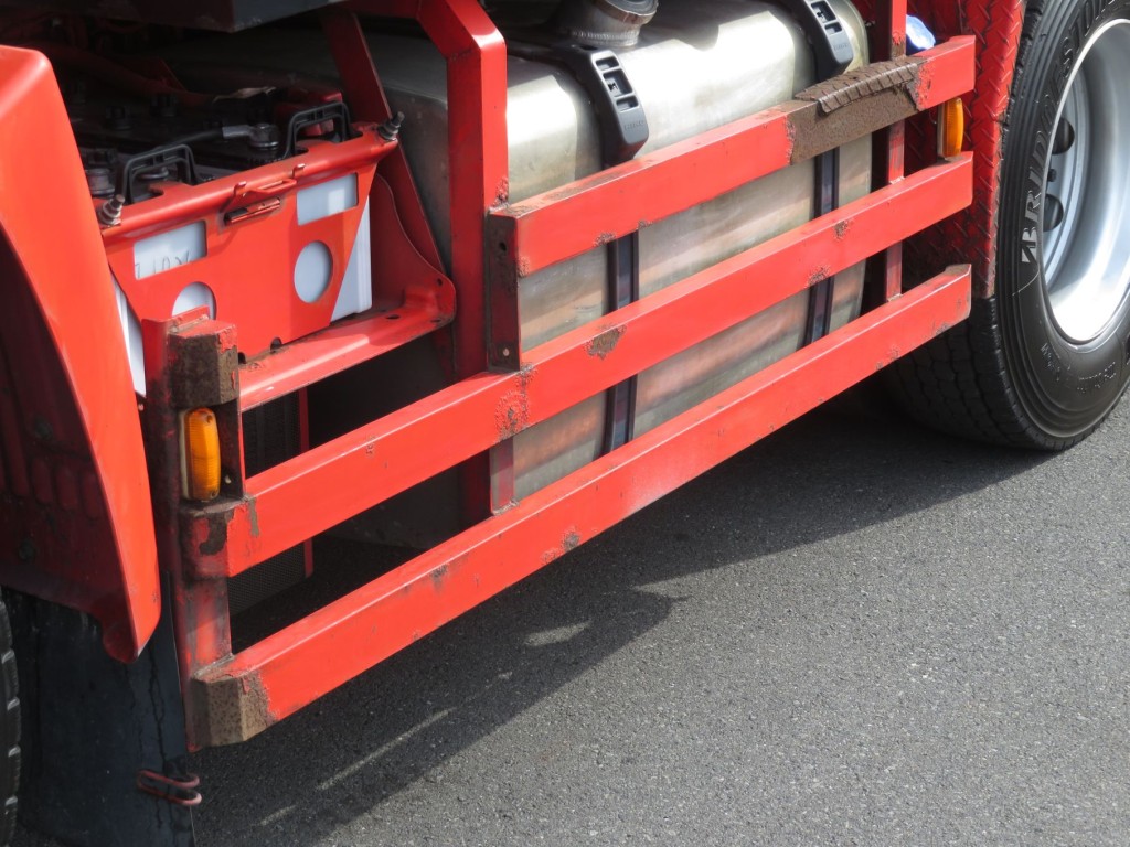 助手席側サイドバンパーにサビがあります。|日野 プロフィア QDG-SS1EKDAの写真17