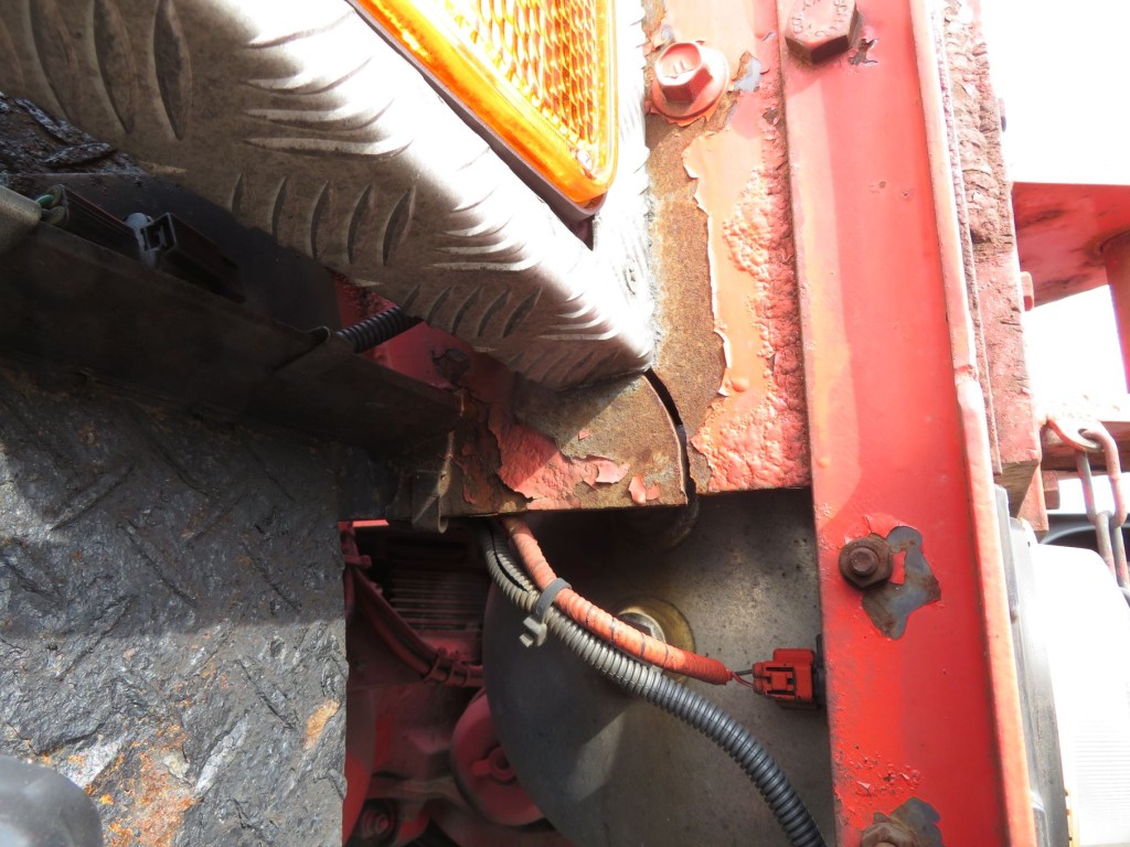 シャーシ後方の補強ガセットに割れがあります。|日野 プロフィア QDG-SS1EKDAの写真18