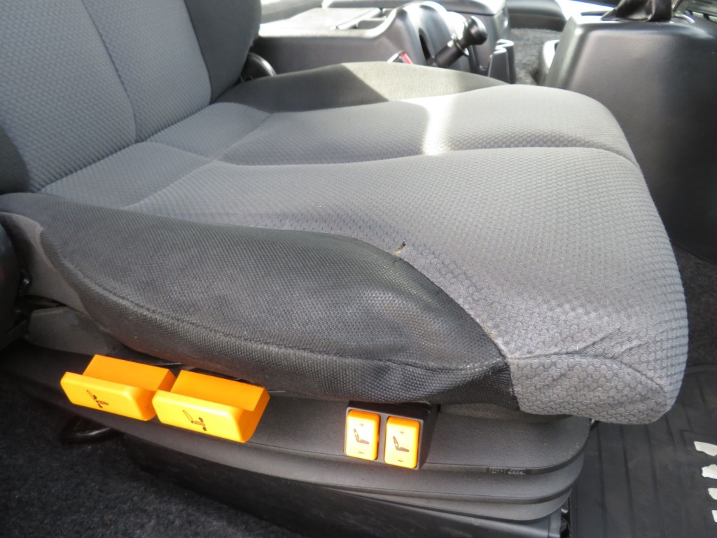 運転席座面の状態です。|日野 プロフィア QDG-SS1EKDAの写真28