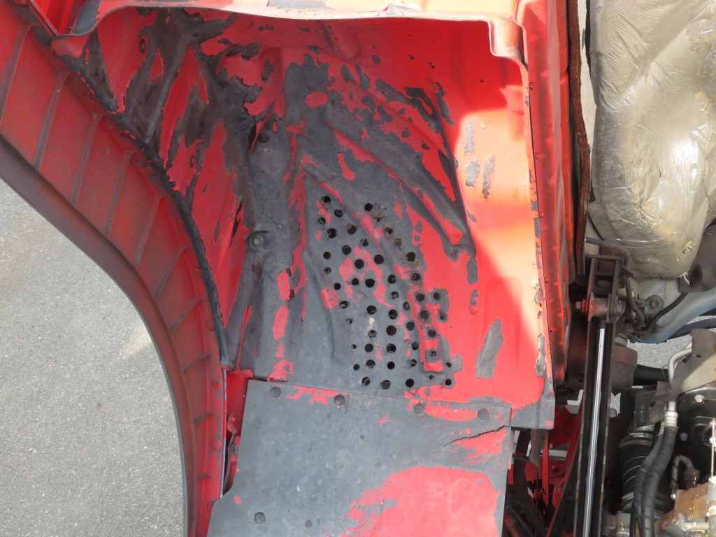 インナーカバーにドリル穴があいています。|日野 プロフィア QDG-SS1EKDAの写真30