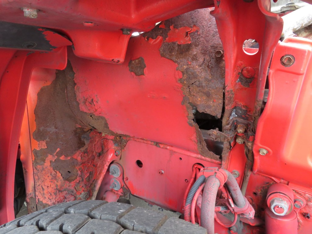 エンジンカバーにサビ・腐食があります。|日野 プロフィア QDG-SS1EKDAの写真33