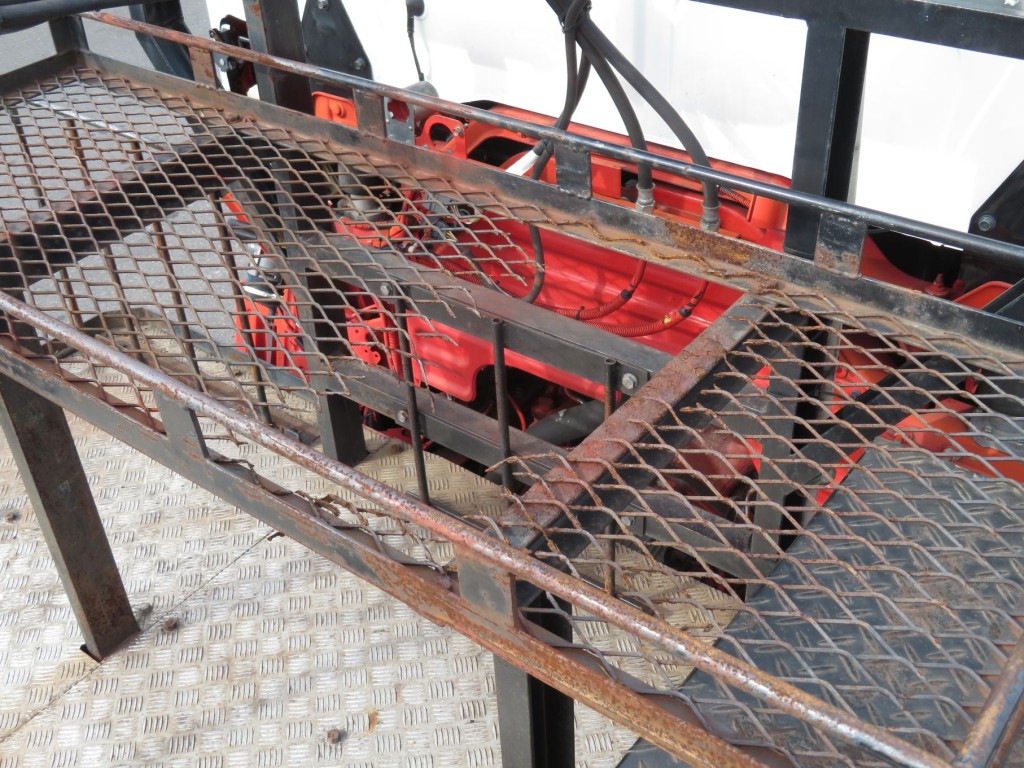 踊り場の物置き棚の底面が破れています。|日野 プロフィア QDG-SS1EKDAの写真34