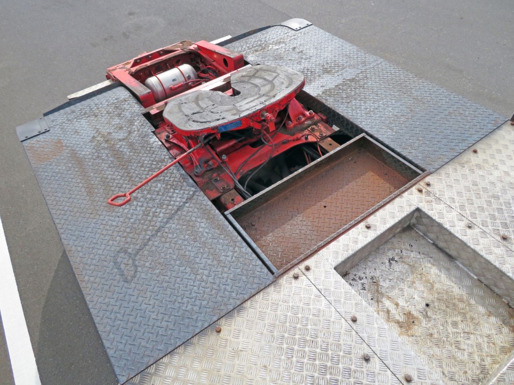 リアフェンダー各所にサビがあります。|日野 プロフィア QDG-SS1EKDAの写真35