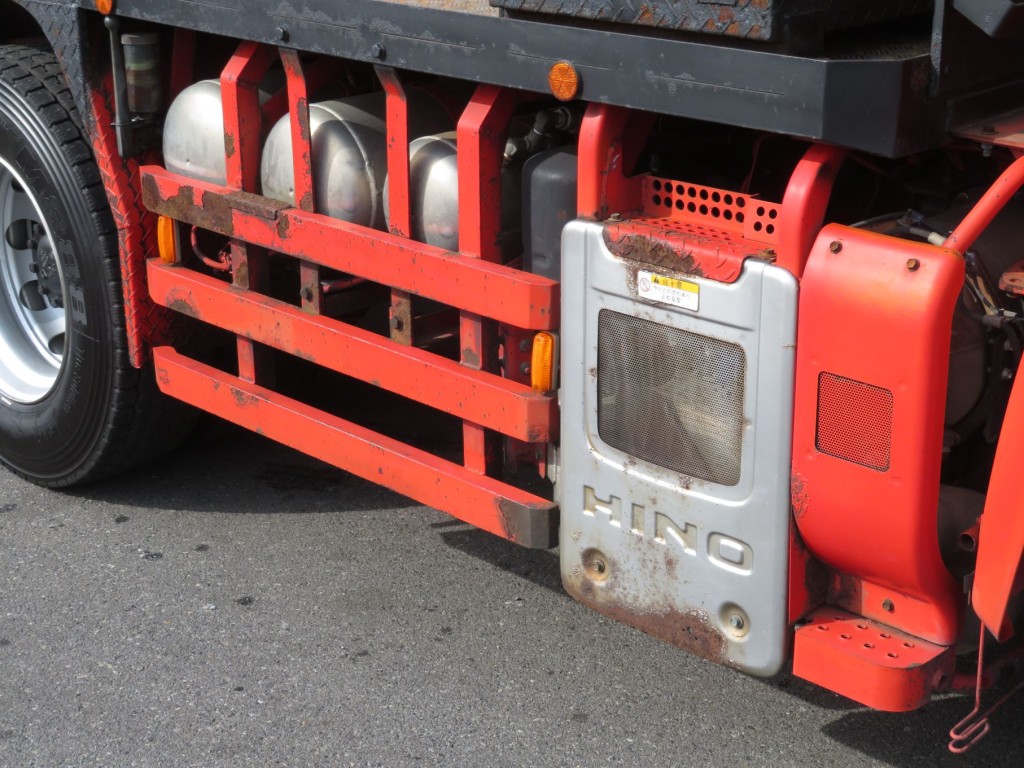 運転席側サイドバンパーにサビ、マフラーカバーにサビ・腐食があります。|日野 プロフィア QDG-SS1EKDAの写真37