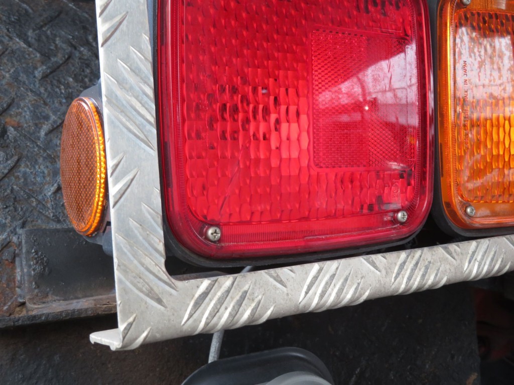 テールランプのレンズにヒビがあります。|日野 プロフィア QDG-SS1EKDAの写真41