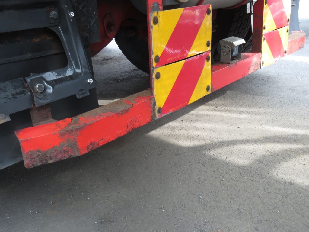 リアステップにサビがあります。|日野 プロフィア QDG-SS1EKDAの写真43