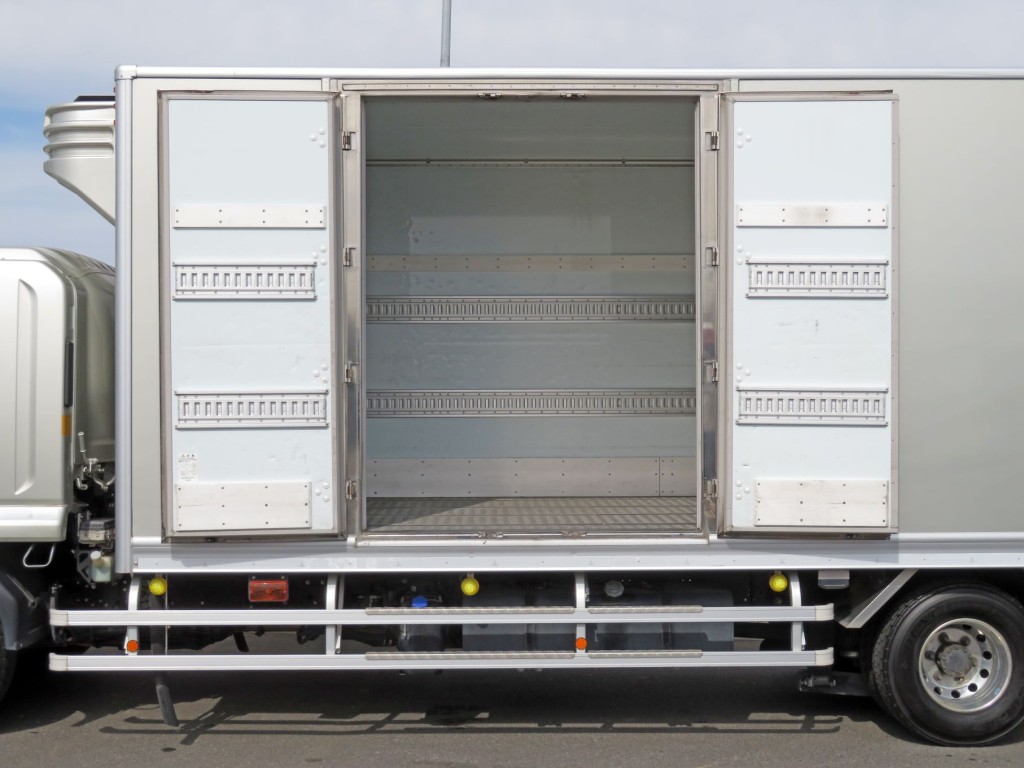 サイドドアを開いた状態です。|いすゞ フォワード 2RG-FSR90T2の写真9