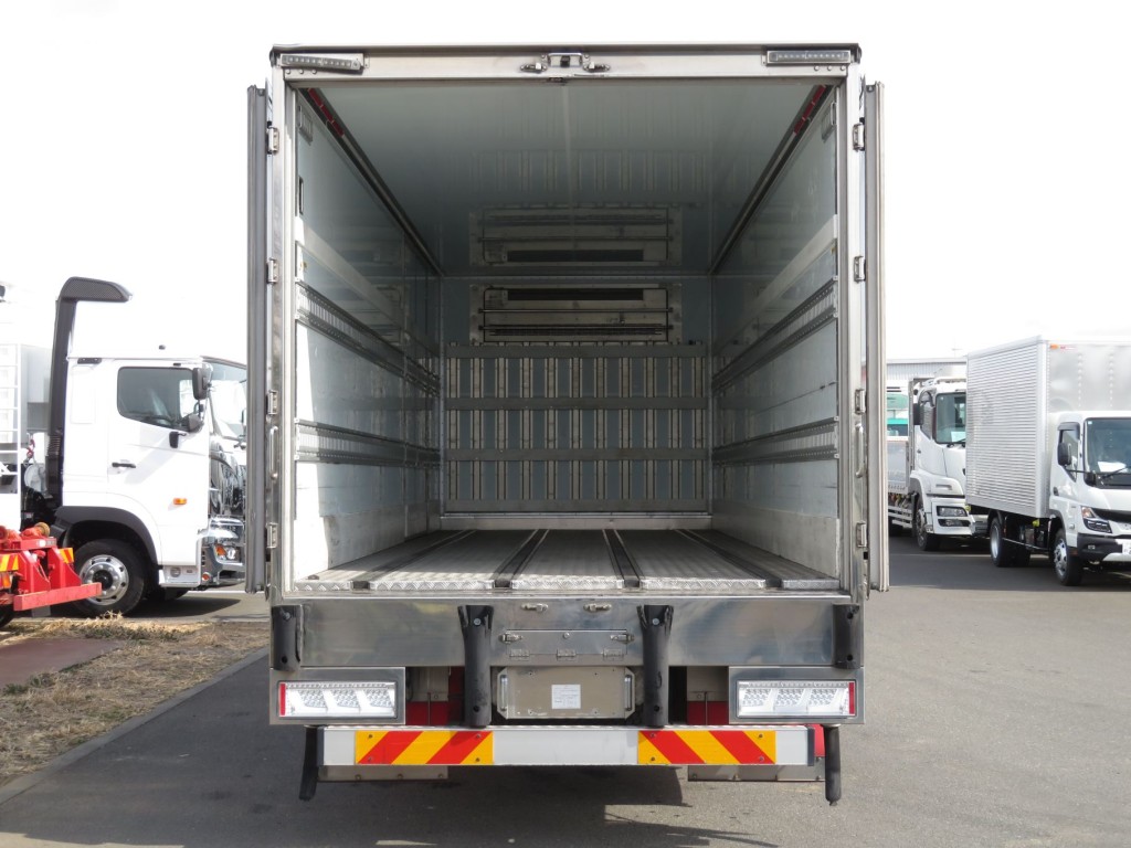 門口周りはステンレス製で床はアルミ製縞板です。（ジョロダーレールが4つ付いています）|いすゞ フォワード 2RG-FSR90T2の写真11