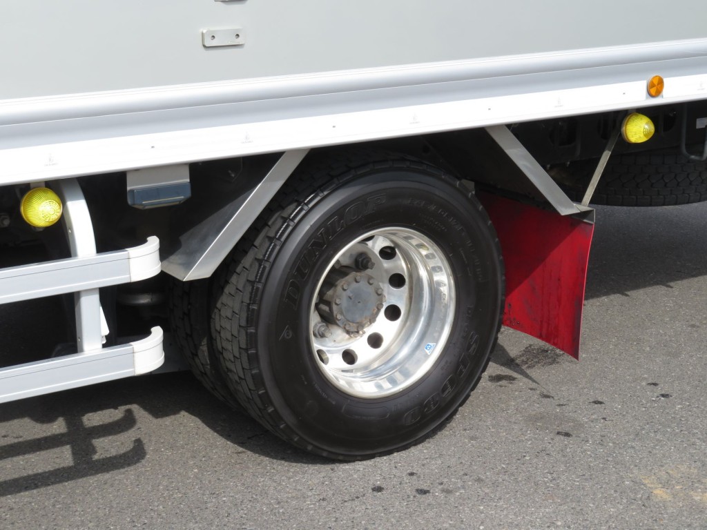 リアフェンダーはステンレス製でホイールはアルミ製です。|いすゞ フォワード 2RG-FSR90T2の写真13