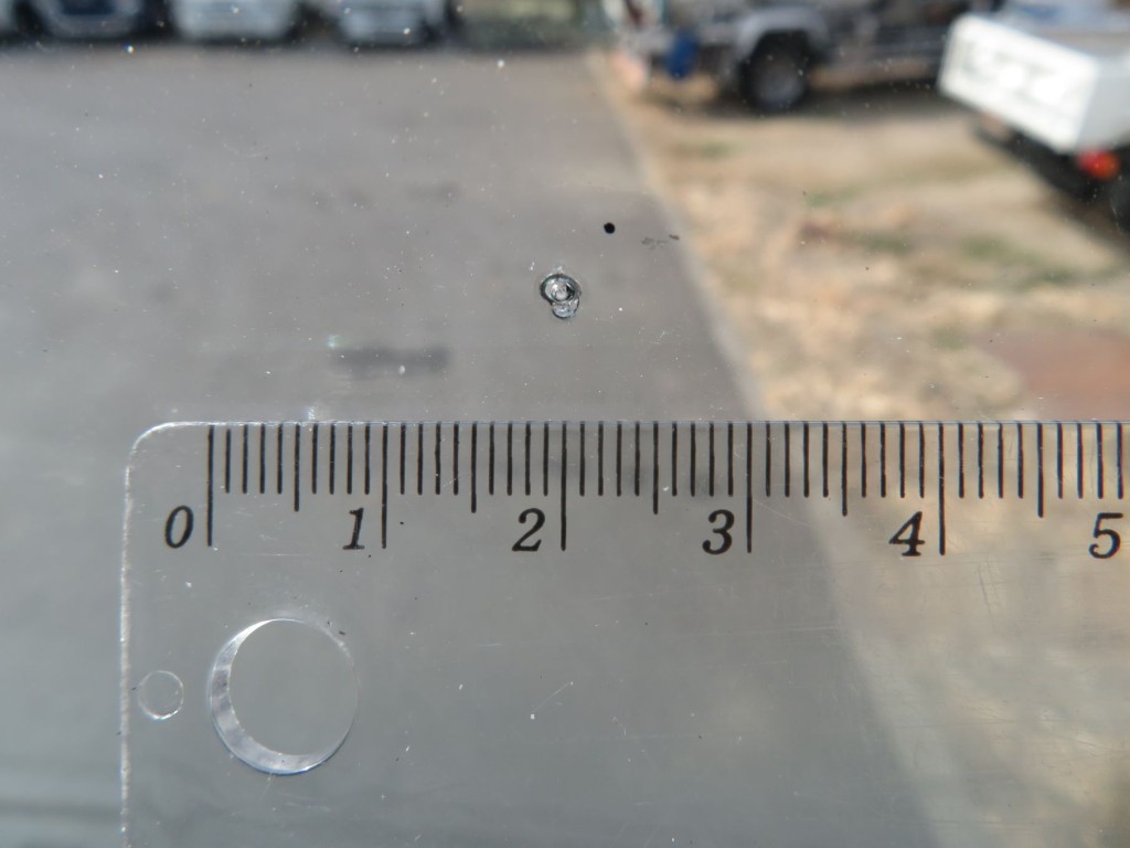 フロントガラス運転席側に飛び石跡があります。|いすゞ フォワード 2RG-FSR90T2の写真16