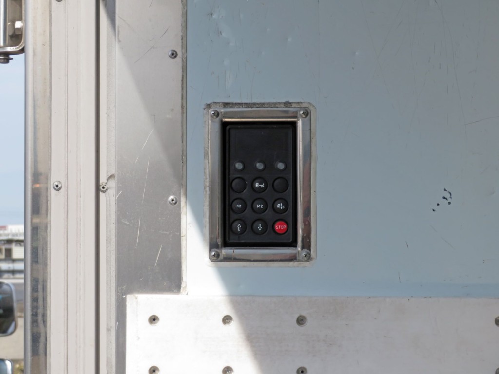 庫内にもコントローラーが備え付けてあります。|いすゞ フォワード 2RG-FSR90T2の写真21