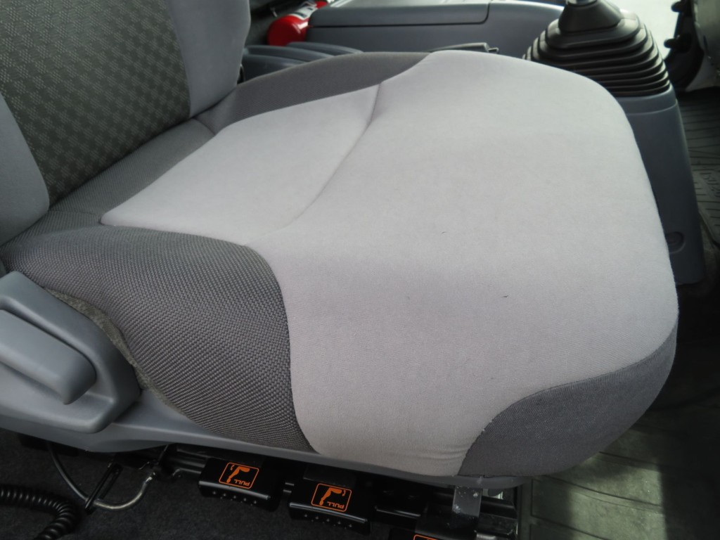 運転席座面の状態です。（座面は補修されています）|いすゞ フォワード 2RG-FSR90T2の写真28