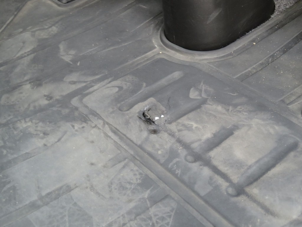 ゴムマットに破れ箇所があります。|いすゞ フォワード 2RG-FSR90T2の写真29