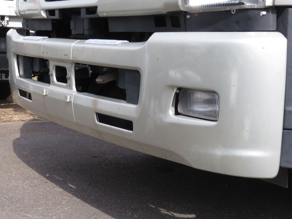 フロントバンパー各所に小サビがあります。|いすゞ フォワード 2RG-FSR90T2の写真30