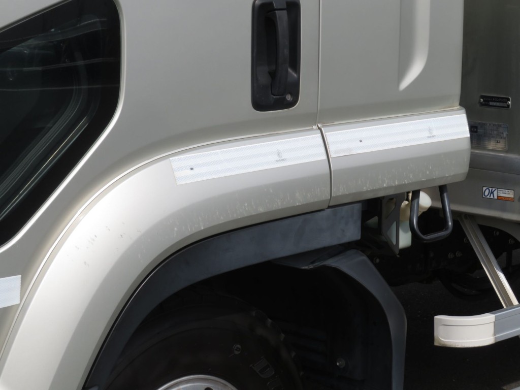 助手席ドアフェンダーに細かいキズがあります。|いすゞ フォワード 2RG-FSR90T2の写真31