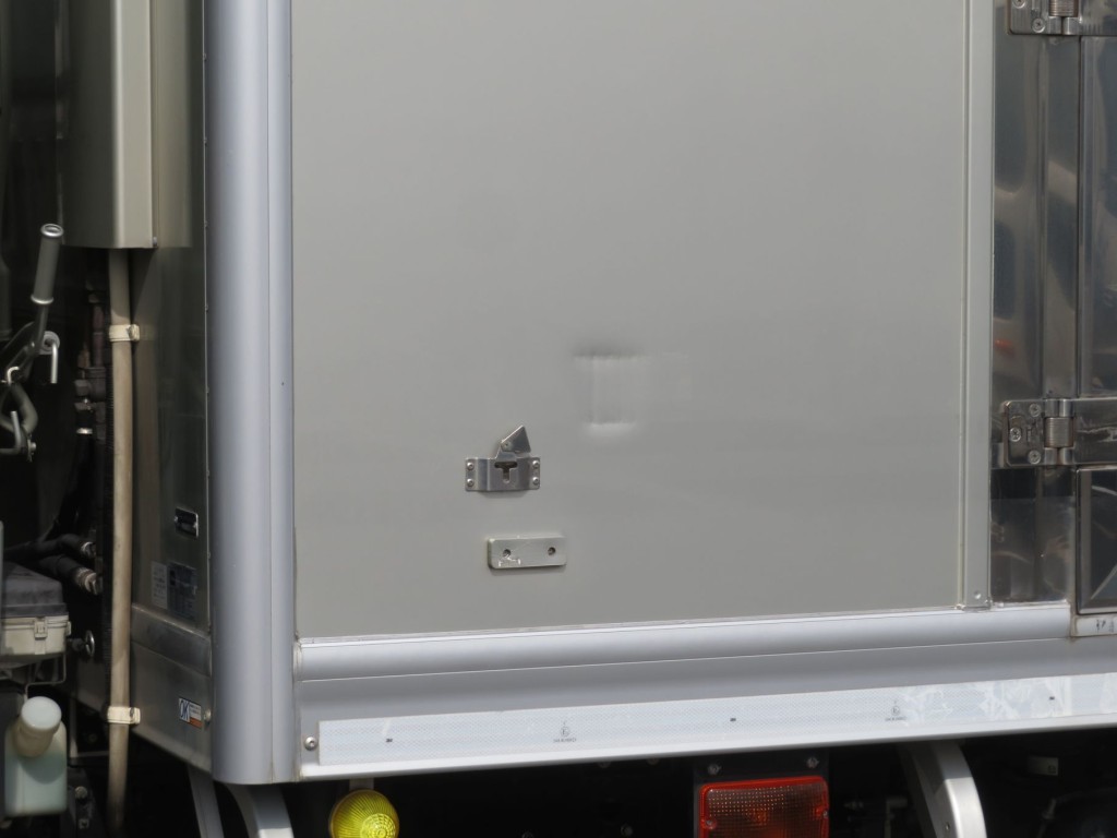 助手席側側面パネルにヘコミ箇所があります。|いすゞ フォワード 2RG-FSR90T2の写真32