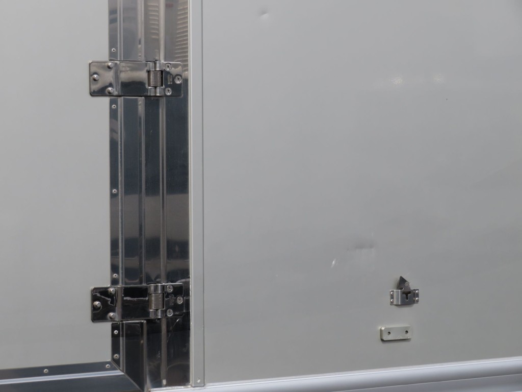 側面パネルのサイドドア付近にヘコミ箇所があります。|いすゞ フォワード 2RG-FSR90T2の写真33