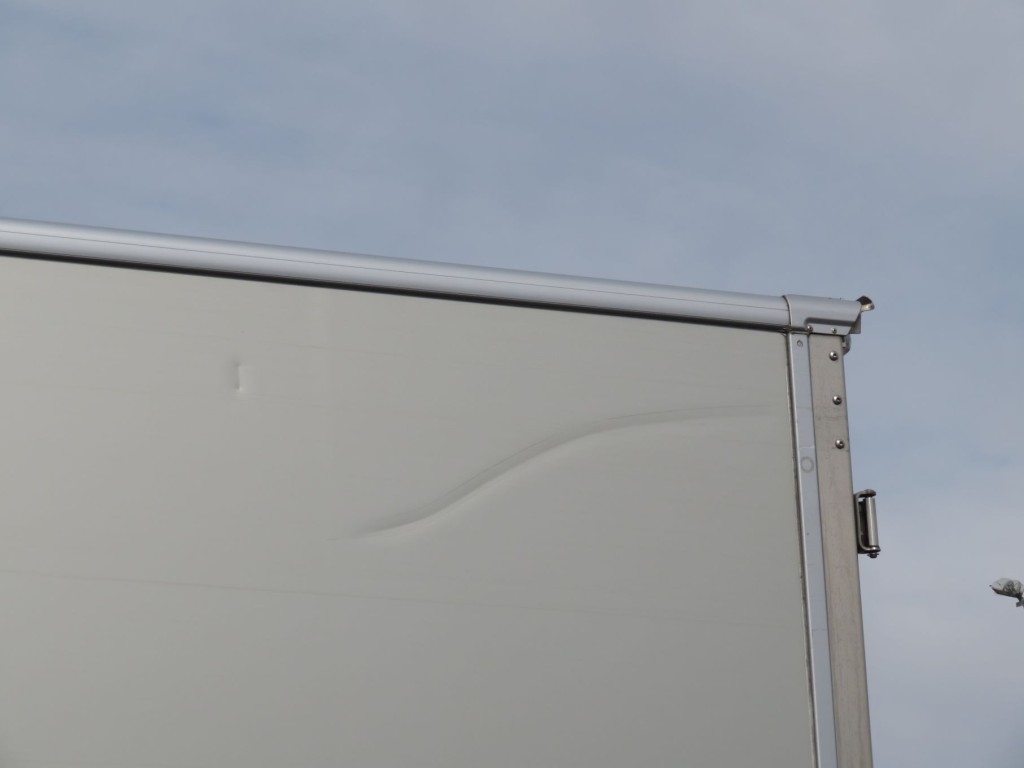 助手席側側面パネル上部後方にヘコミ箇所があります。|いすゞ フォワード 2RG-FSR90T2の写真34