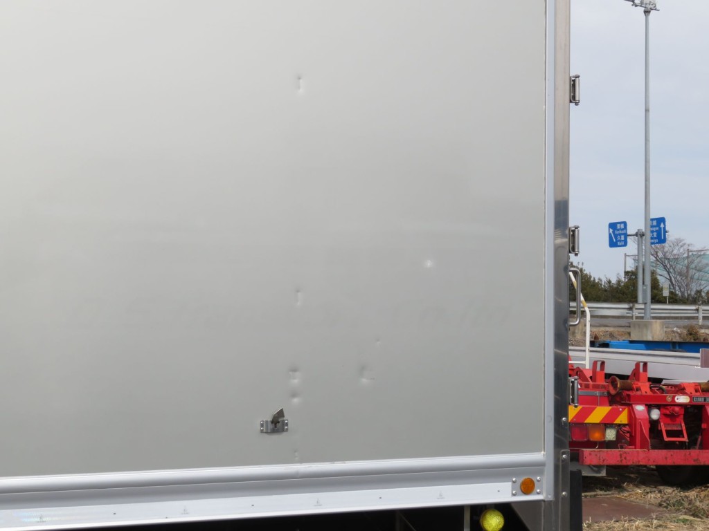 助手席側側面パネル後方にヘコミ箇所があります。|いすゞ フォワード 2RG-FSR90T2の写真35