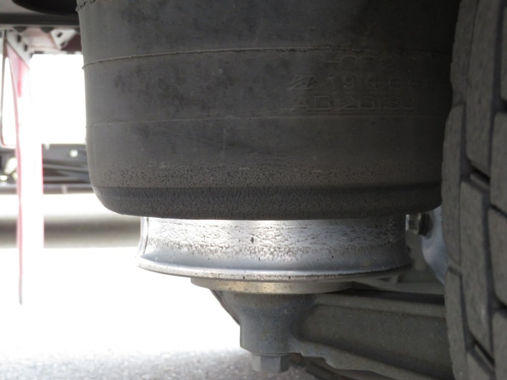 エアサスのベローズに細かいヒビがあります。|いすゞ フォワード 2RG-FSR90T2の写真36