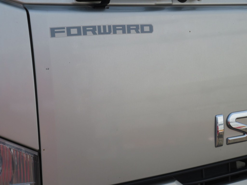 フロントパネル各所に細かいキズがあります。|いすゞ フォワード 2RG-FSR90T2の写真37