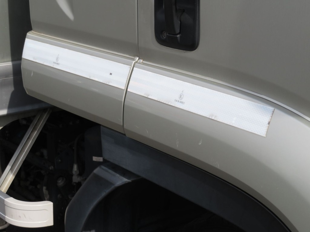 運転席ドアフェンダーに細かいキズがあります。|いすゞ フォワード 2RG-FSR90T2の写真38