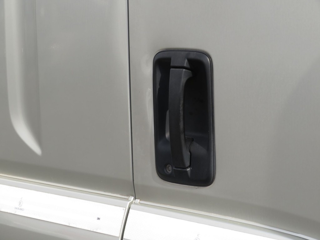 運転席ドアハンドル付近にヘコミがあります。|いすゞ フォワード 2RG-FSR90T2の写真39