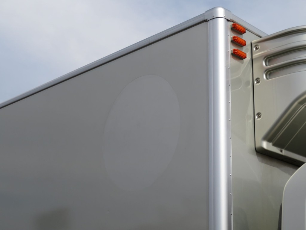 運転席側側面パネルに看板日焼け跡があります。|いすゞ フォワード 2RG-FSR90T2の写真42