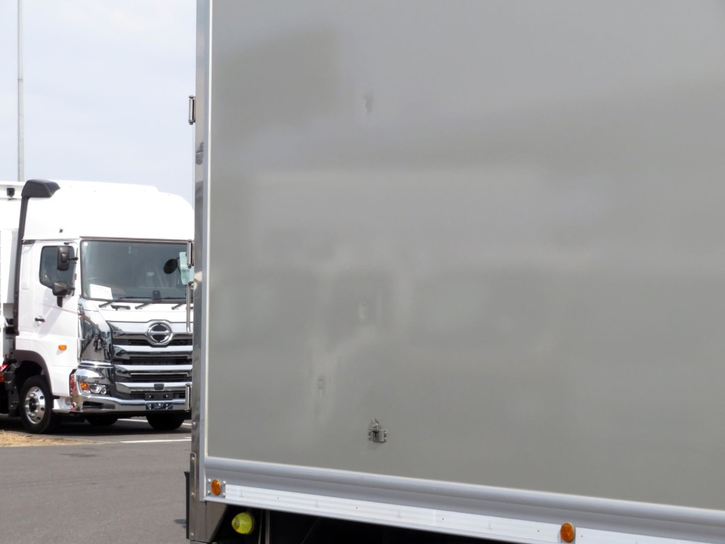 運転席側側面パネル後方にヘコミがあります。|いすゞ フォワード 2RG-FSR90T2の写真43