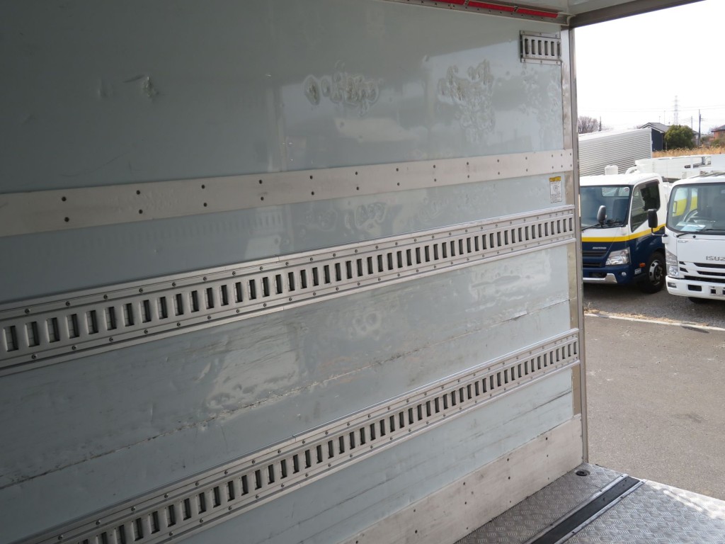 庫内側面の後部の状態です。（各所にヘコミがあります）|いすゞ フォワード 2RG-FSR90T2の写真46