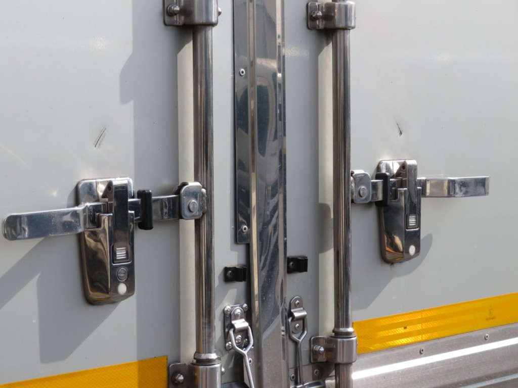 リア扉にキズがあります。|いすゞ フォワード 2RG-FSR90T2の写真48