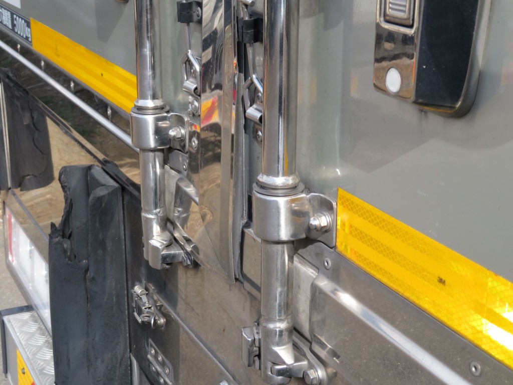 リア扉外枠のカバーに浮きがあります。|いすゞ フォワード 2RG-FSR90T2の写真49