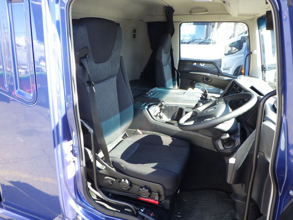 乗車定員は２名です。|三菱 スーパーグレート 2KG-FS74HZの写真6