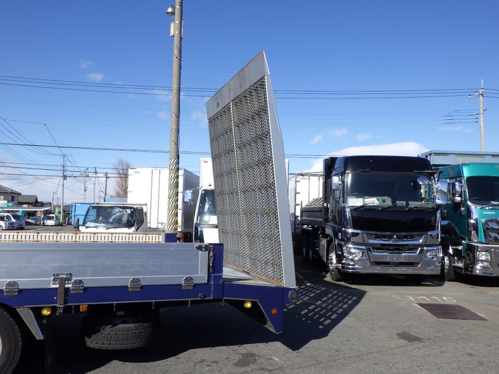 歩み板の格納状態です。|三菱 スーパーグレート 2KG-FS74HZの写真15