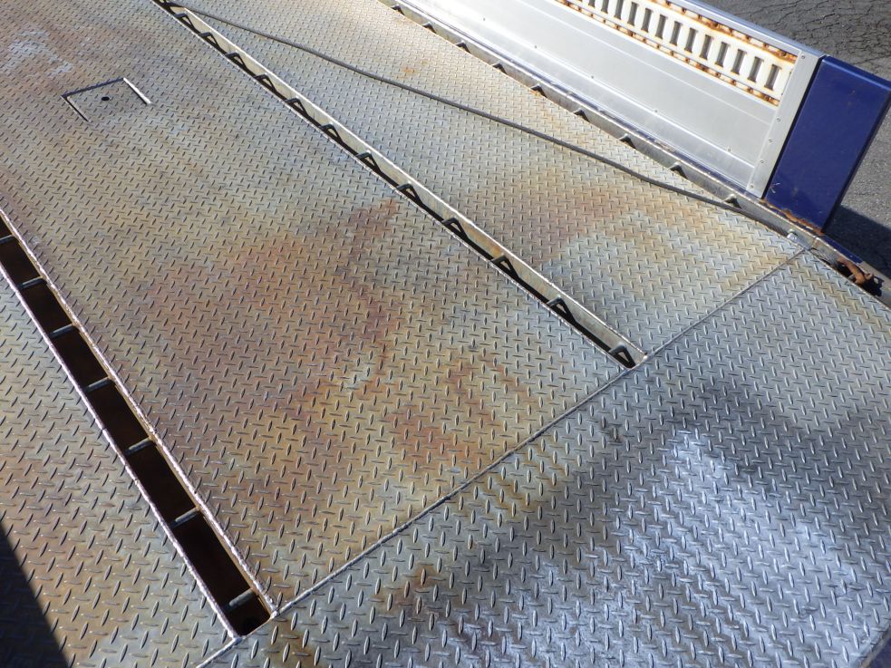 床に引掛けレールが付いています。（床鉄板にサビがあります）|三菱 スーパーグレート 2KG-FS74HZの写真16