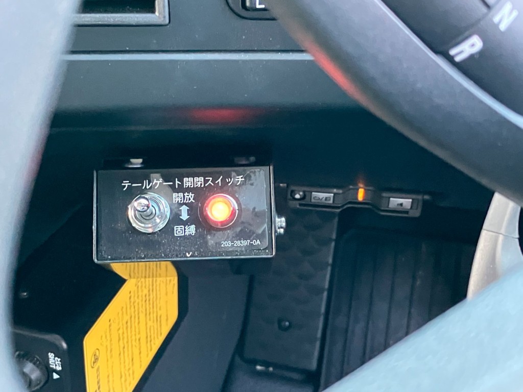 リヤゲートの開閉操作スイッチです。|三菱 スーパーグレート 2PG-FV80VXの写真29