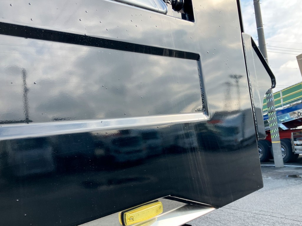 助手席側ボデー側面後方に少しスレがあります。|三菱 スーパーグレート 2PG-FV80VXの写真39