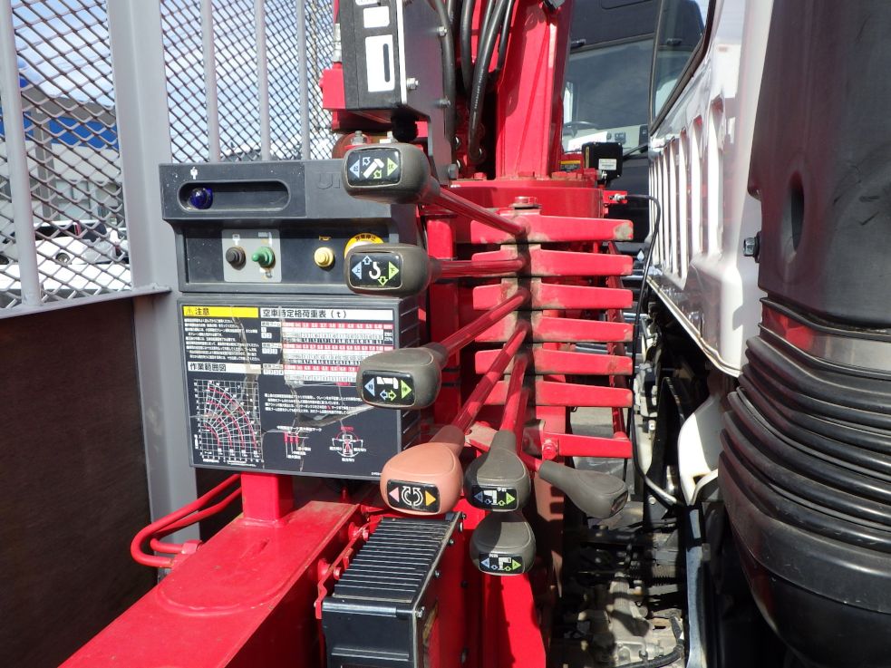 クレーンの操作レバーです。|いすゞ フォワード 2RG-FRR90S2(2WD)の写真12