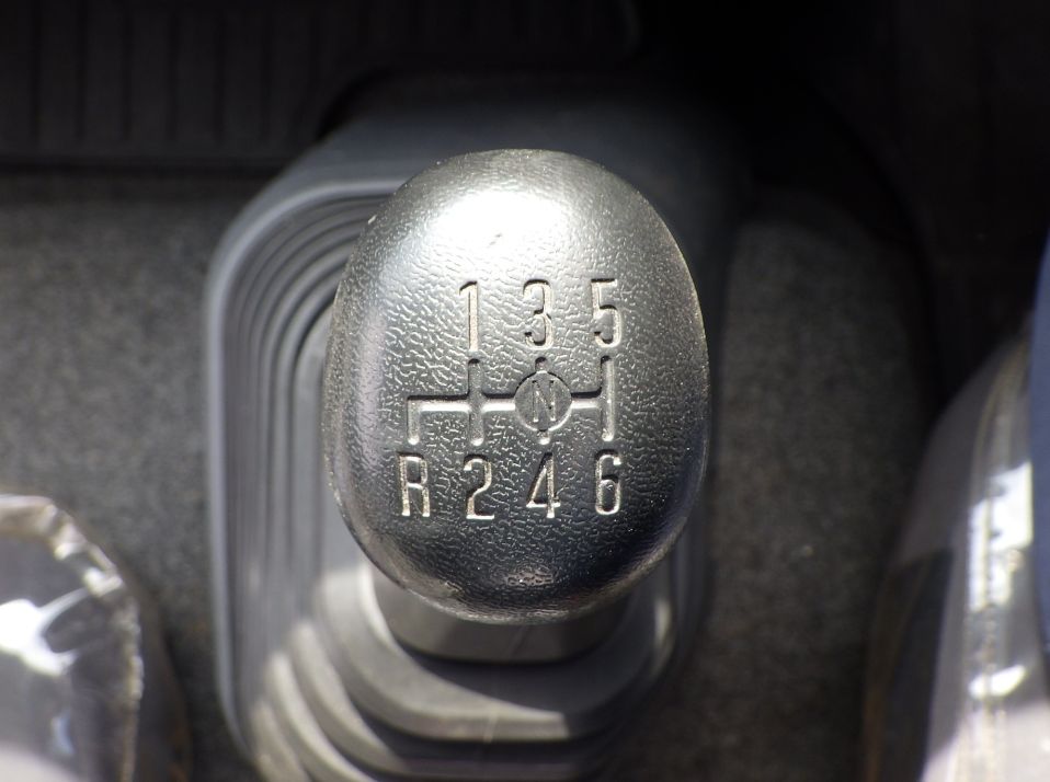 MT６速です。|いすゞ フォワード 2RG-FRR90S2(2WD)の写真19