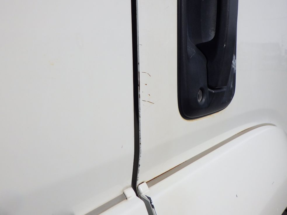運転席側ドアにキズがあります。（助手席側にもあります）|いすゞ フォワード 2RG-FRR90S2(2WD)の写真23